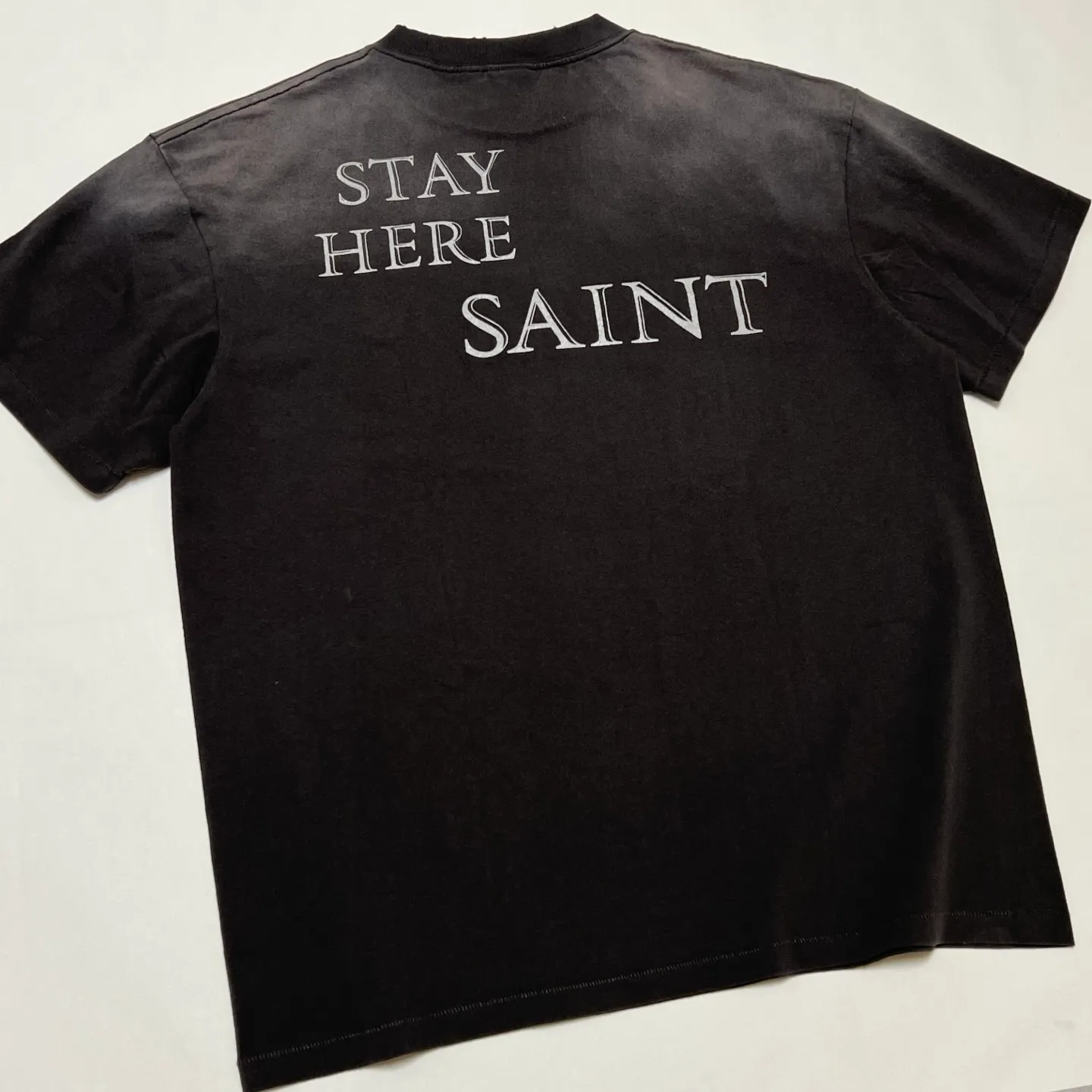 SAINT Mxxxxxx × STAR WARS SW_SS TEE /ANAKIN/BLK Star Wars co-branded TEE Anakin Skywalker Darth Vader reflection print TEE washed black S-XL The print comes from the impressive poster vision of "Anakin Skywalker" in "STAR WARS Episode I/The Phantom Menace" and the design of "Darth Vader" printed on the back The entire garment is hand-processed with dirt, washed with water, and printed with a distressed feel, which perfectly interprets the artistic specialty of NEW VINTAGE. In addition, the main mark and wash mark are customized to be consistent with the original version. It can be said that every detail of ZP is perfectly reproduced.